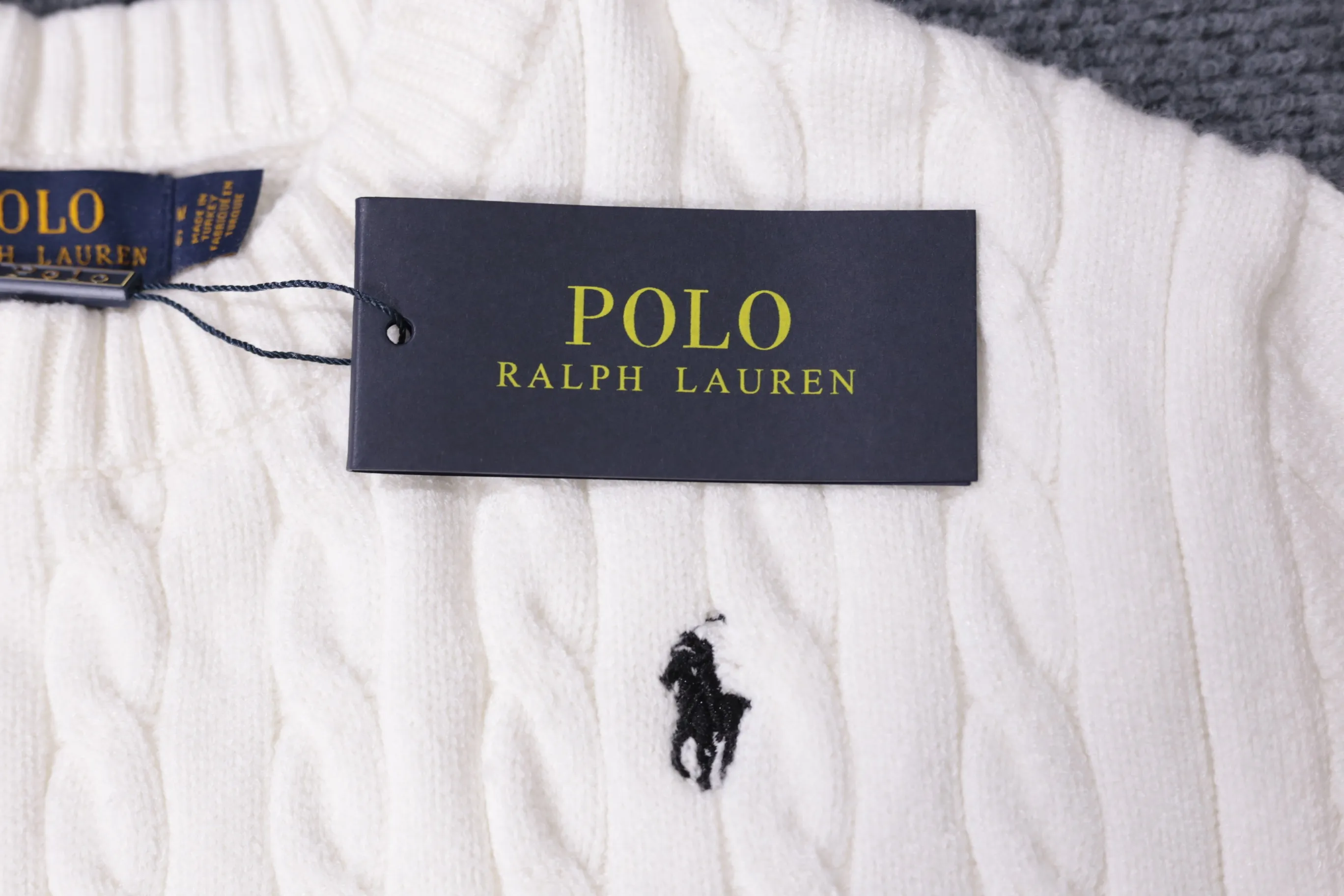 P260 Style No. D05) The top version on the market in 2025 Ralph Lauren #ootddailywear #Autumn and winter sweater #Knitted sweater outfit #ralph lauren sweater #Can be worn by both men and women [Star R] Finally waited until the Ralph men’s twist crew neck sweater is finally here! The most popular sweater is a limited edition every year. There won’t be many styles in the store! Ralph Lauren Men's Round Neck Sweater [Fire R] has a really nice shape. It can be worn alone or as a jacket. It can also be worn inside or worn with a shirt~100% pure cotton #Practical Wear. Colors: off-white, navy blue, khaki, gray, sizes S to XL